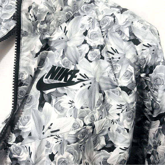 Nike Women’s Oversized Medium Floral Black and White Windbreaker Running Jacket - Picture 2 of 13